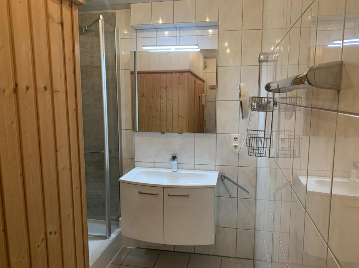 Im Herzen Von Wiesdorf- Blick Auf Das Bayer-Kreuz -Appartement Mit 2 Schlafzimmern-Fuer 3 Personen -Zentral Gelegen - Friedrich Ebert Platz 5A , 4Te Etage - Dachterrasse Und Sauna - Kaution Pflicht - Leverkusen Buitenkant foto