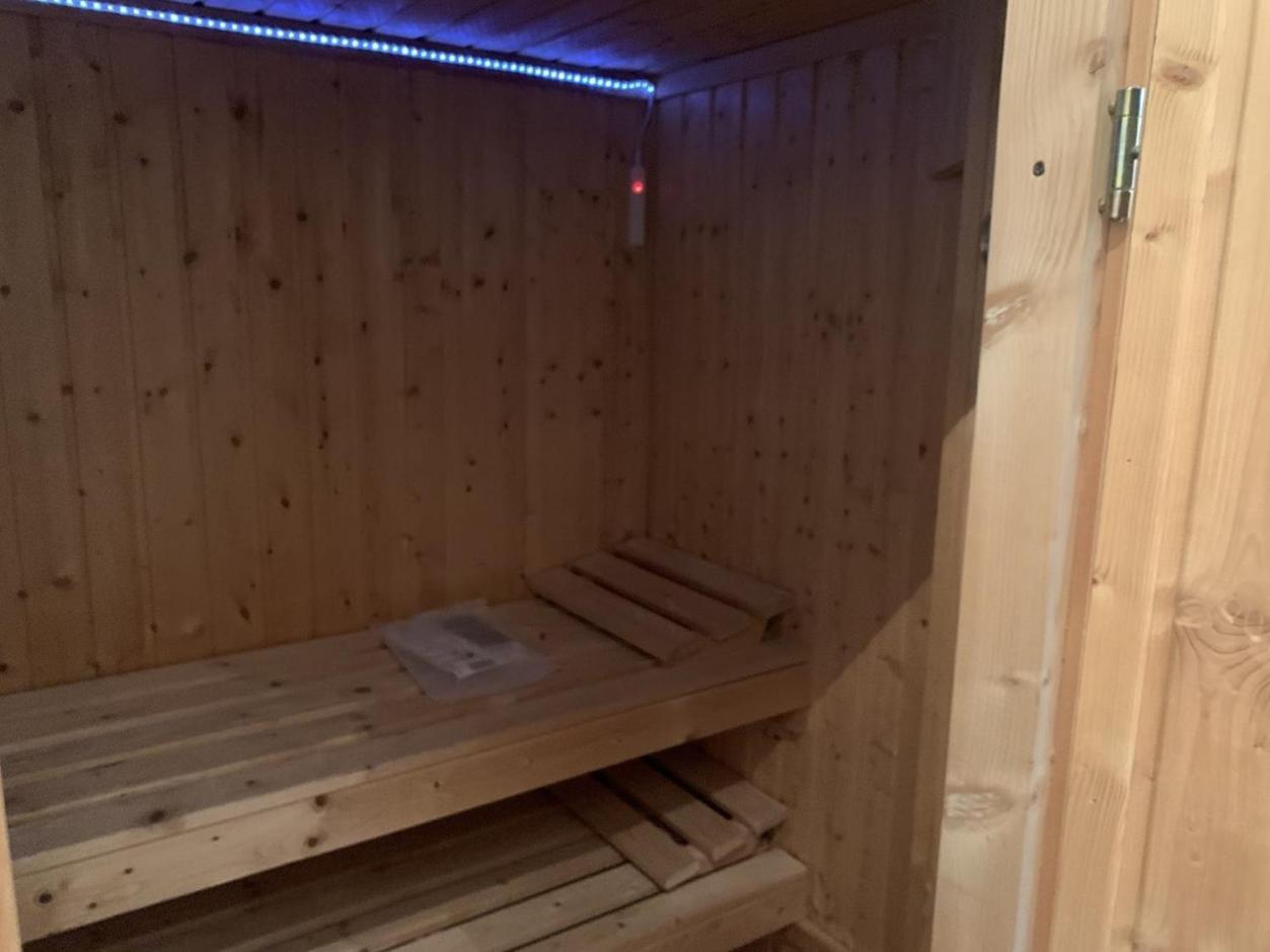 Im Herzen Von Wiesdorf- Blick Auf Das Bayer-Kreuz -Appartement Mit 2 Schlafzimmern-Fuer 3 Personen -Zentral Gelegen - Friedrich Ebert Platz 5A , 4Te Etage - Dachterrasse Und Sauna - Kaution Pflicht - Leverkusen Buitenkant foto