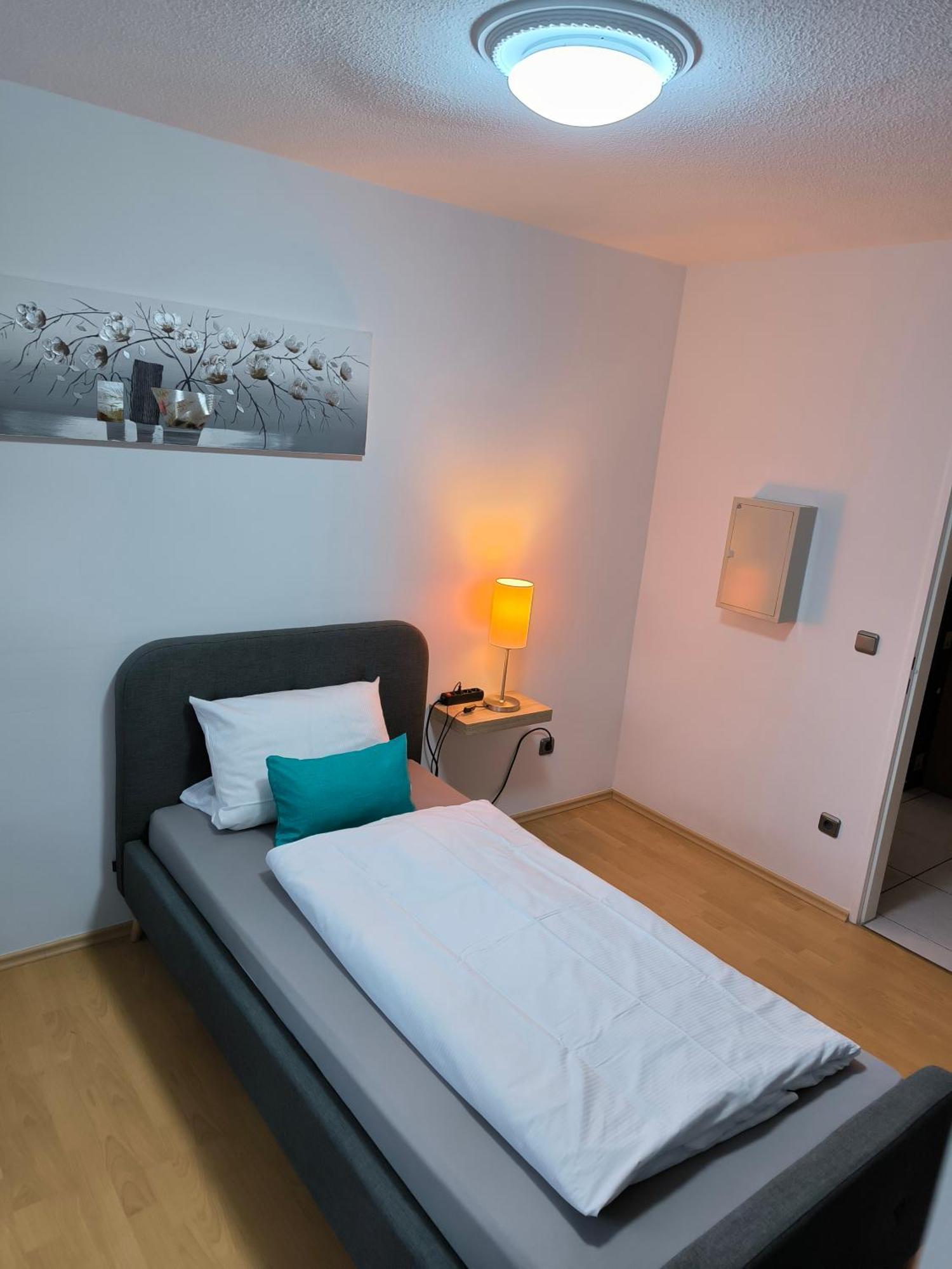 Im Herzen Von Wiesdorf- Blick Auf Das Bayer-Kreuz -Appartement Mit 2 Schlafzimmern-Fuer 3 Personen -Zentral Gelegen - Friedrich Ebert Platz 5A , 4Te Etage - Dachterrasse Und Sauna - Kaution Pflicht - Leverkusen Buitenkant foto