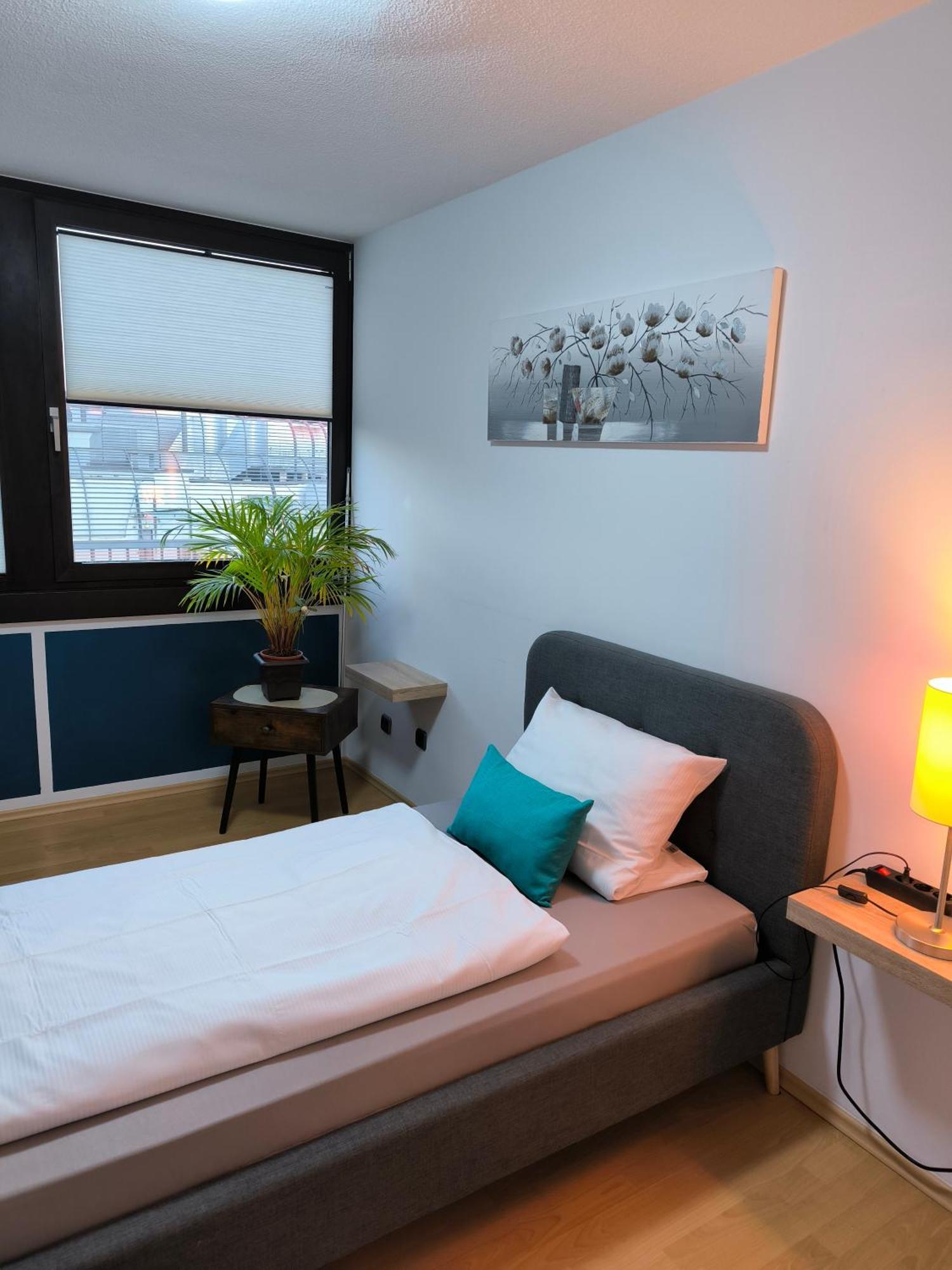Im Herzen Von Wiesdorf- Blick Auf Das Bayer-Kreuz -Appartement Mit 2 Schlafzimmern-Fuer 3 Personen -Zentral Gelegen - Friedrich Ebert Platz 5A , 4Te Etage - Dachterrasse Und Sauna - Kaution Pflicht - Leverkusen Buitenkant foto